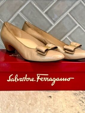 Salvatore Ferragamo Beige Bow Pump Size 8AA